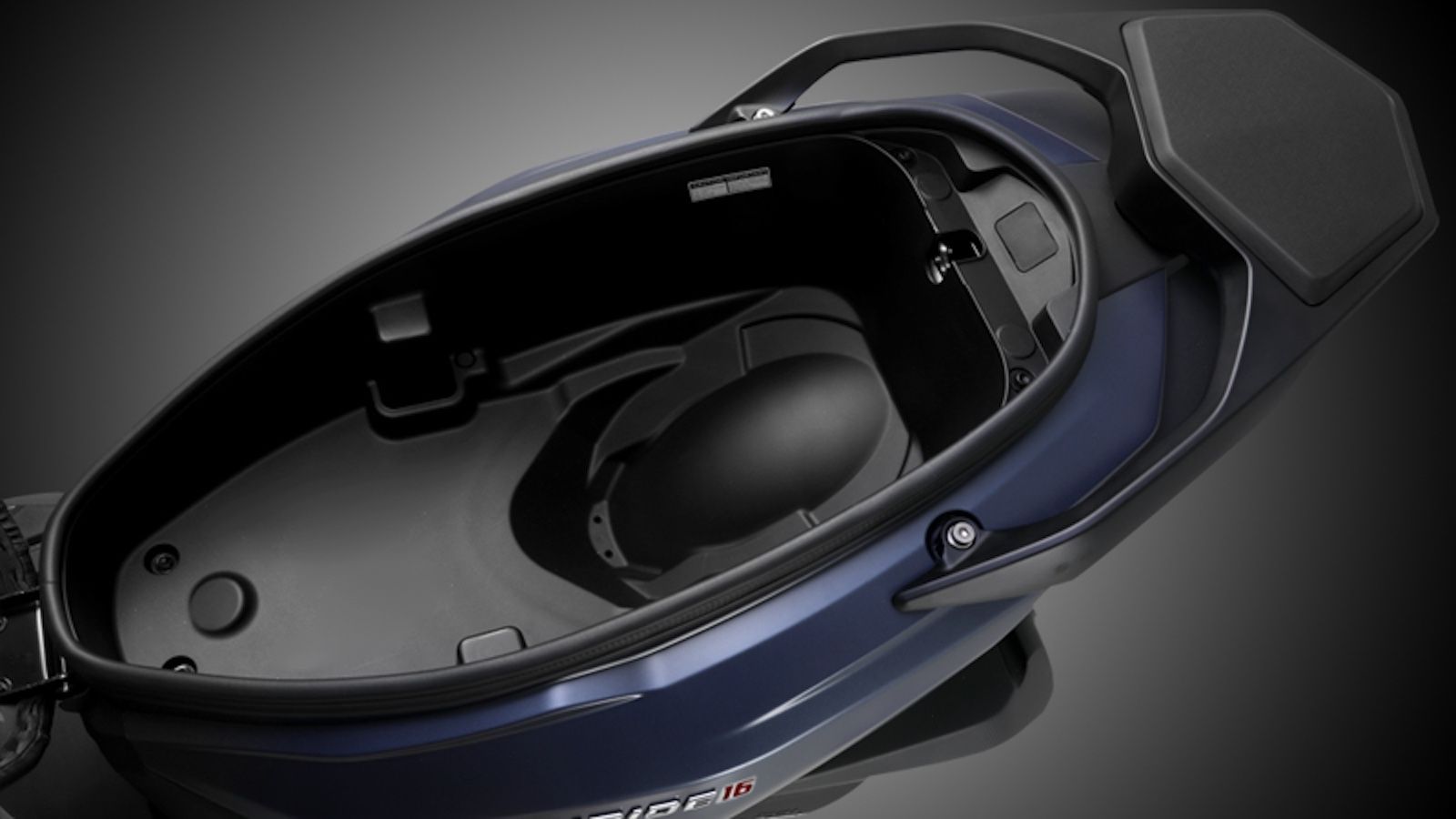 O αποθηκευτικός χώρος κάτω από τη σέλα μπορεί να φιλοξενήσει ένα full face κράνος