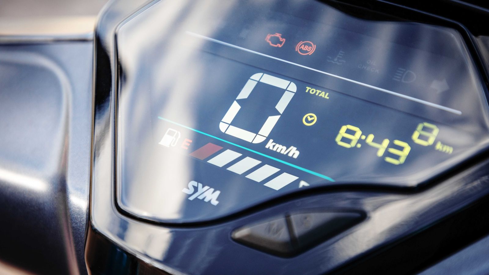 H ευκρινής LCD οθόνη που αναλαμβάνει την πληροφόρηση του αναβάτη με όλες τις απαιτούμενες ενδείξεις