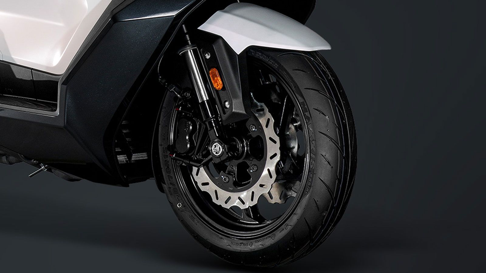 Η πέδηση βασίζεται σε δύο κυματοειδείς δίσκους 275mm με τετραπίστονες ακτινικές δαγκάνες μπροστά και έναν ακόμα 275mm πίσω, με ρυθμιζόμενες μανέτες τε