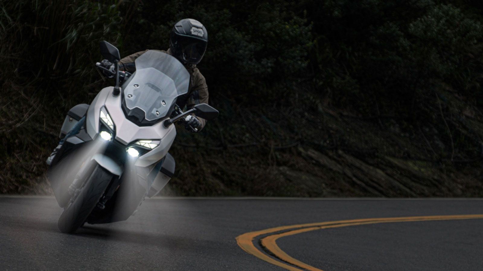 Το TTLBT αναμένεται να φτάσει στην Ελλάδα τον Φεβρουάριο του 2026, με τιμή 9.890 ευρώ, και ξεκινά δυναμικά με έναν νέο δικύλινδρο κινητήρα 508cc που α