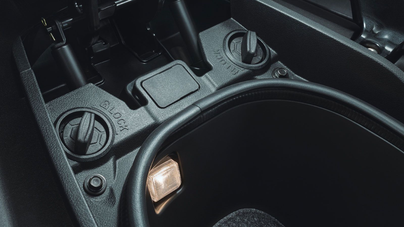 Ο φωτιζόμενος αποθηκευτικός χώρος 37 λίτρων κάτω από τη σέλα, οι εργοστασιακές πλαϊνές βαλίτσες, η κεντρική σχάρα και οι δύο μπροστινές θήκες με 12V κ