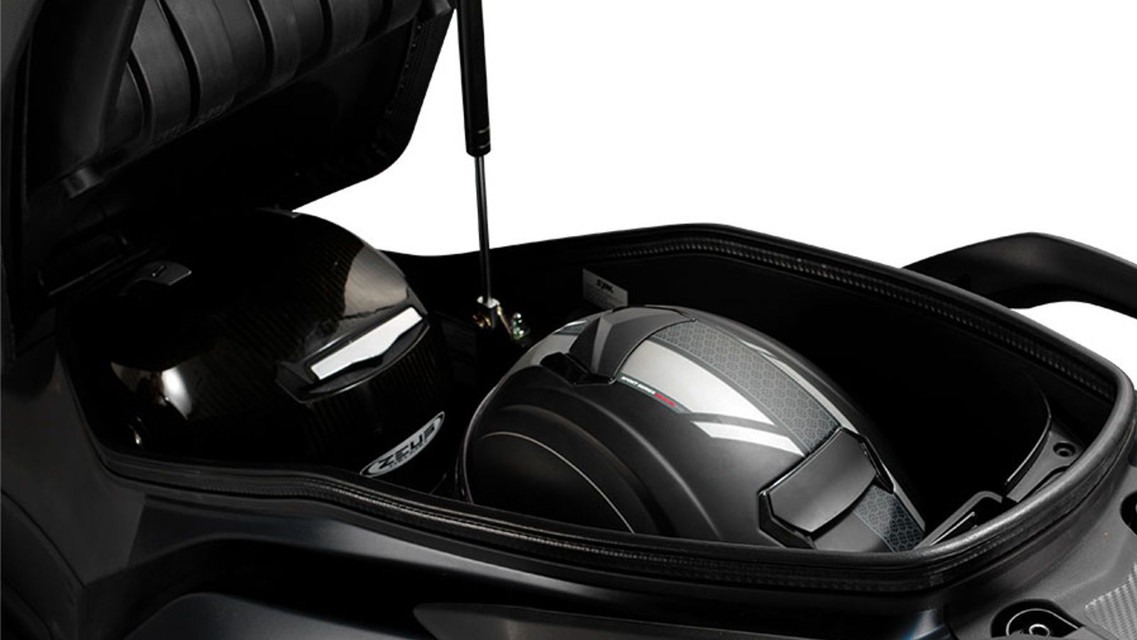 Στον τομέα της αποθήκευσης, η SYM έχει δώσει έμφαση στον χώρο κάτω από τη σέλα, ο οποίος μπορεί να φιλοξενήσει δύο κράνη