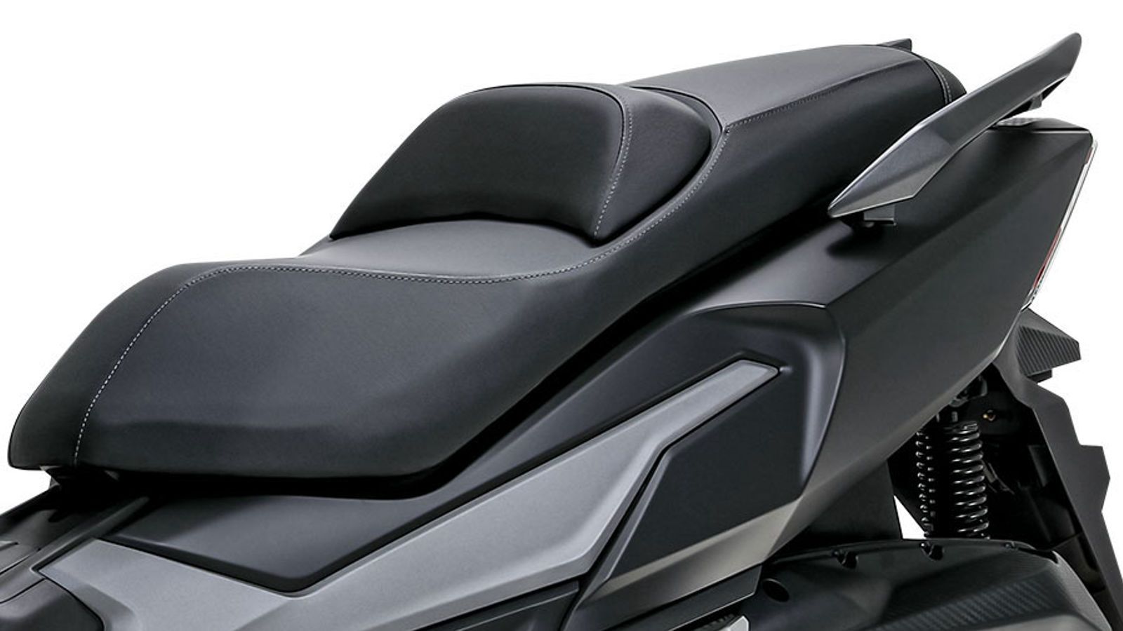 Η ρυθμιζόμενη πλάτη επιτρέπει στον αναβάτη να προσαρμόζει τη στήριξη της μέσης ανάλογα με τις ανάγκες του, μειώνοντας την κόπωση στις μεγάλες διαδρομέ