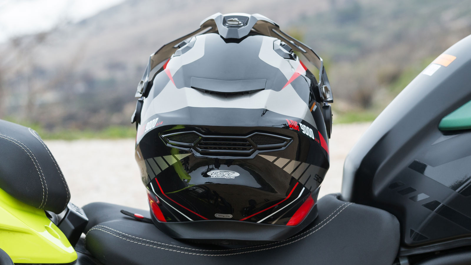 Test Scorpion-Exo ADF 9000: Ελαφρύ και Full αεροδυναμικό ADV κράνος