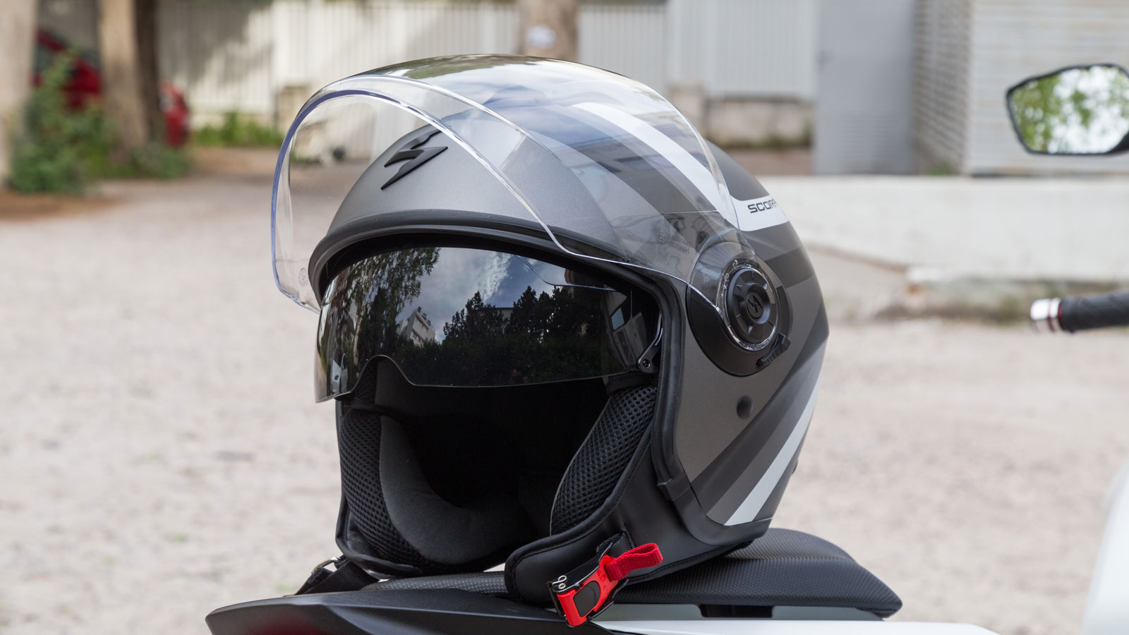 Η εσωτερική φιμέ ζελατίνα του Scorpion-Exo City II RIva προσφέρει μεγάλη κάλυψη και κατεβαίνει πανεύκολα μέσω ενός μοχλού στον μηχανισμό της βασικής ζ