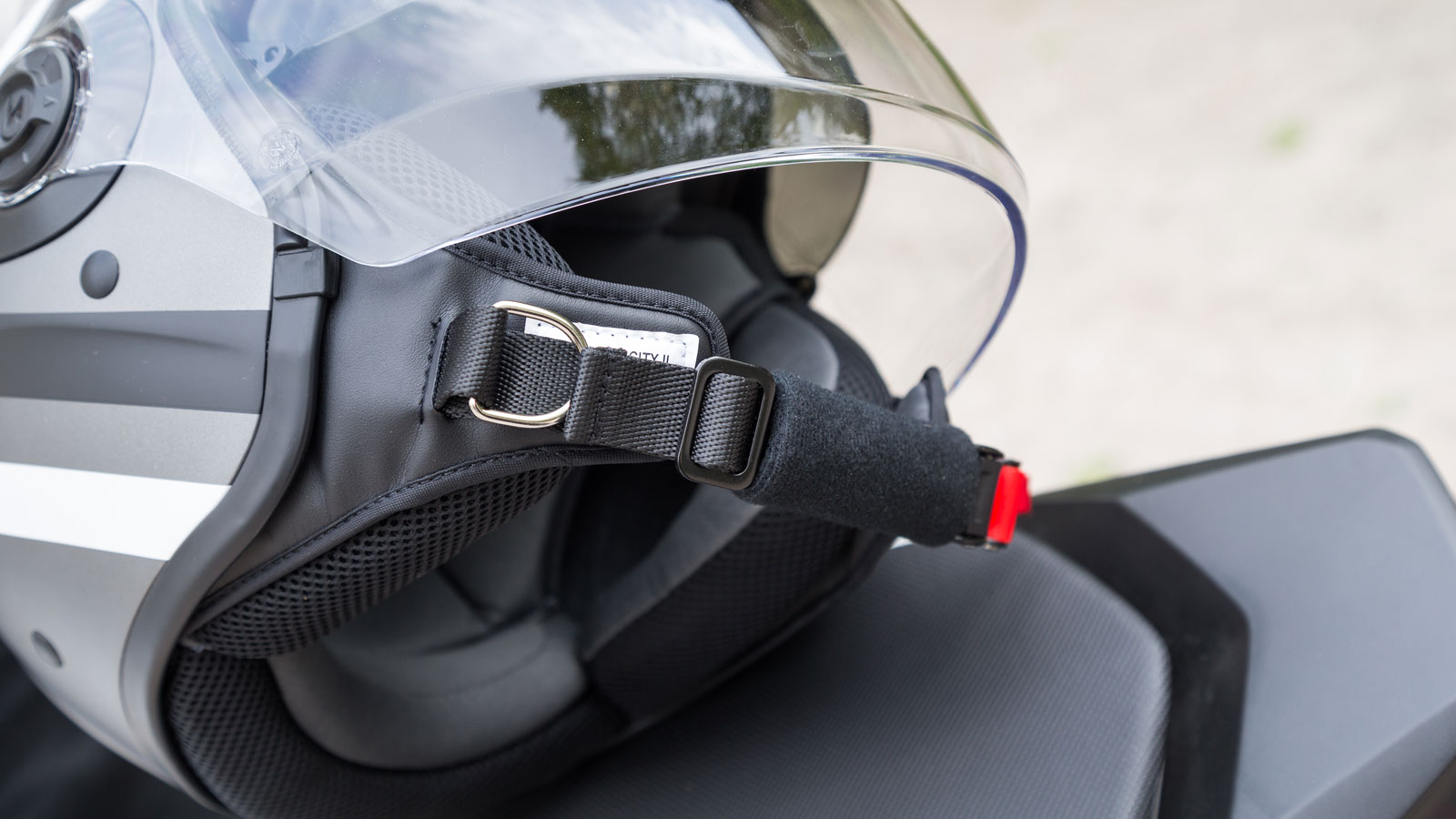 Ο μηχανισμός ασφάλισης του Scorpion-Exo City II RIva, αποκτά μία μικρομετρική καστάνια, ενώ στο πλάι θα βρεις και ένα loop για την ασφάλιση του κράνου