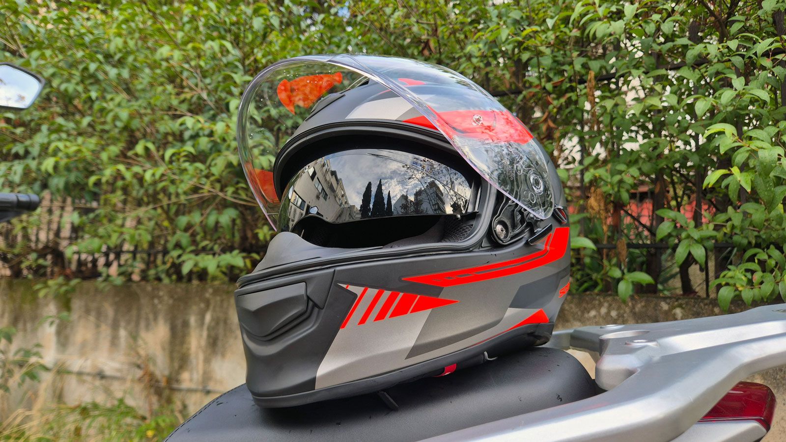 Ο μηχανισμός κατεβάσματος της εσωτερικής φιμέ ζελατίνας του Scorpion-Exo 491 Abilis, λειτουργεί εξαιρετικά. 