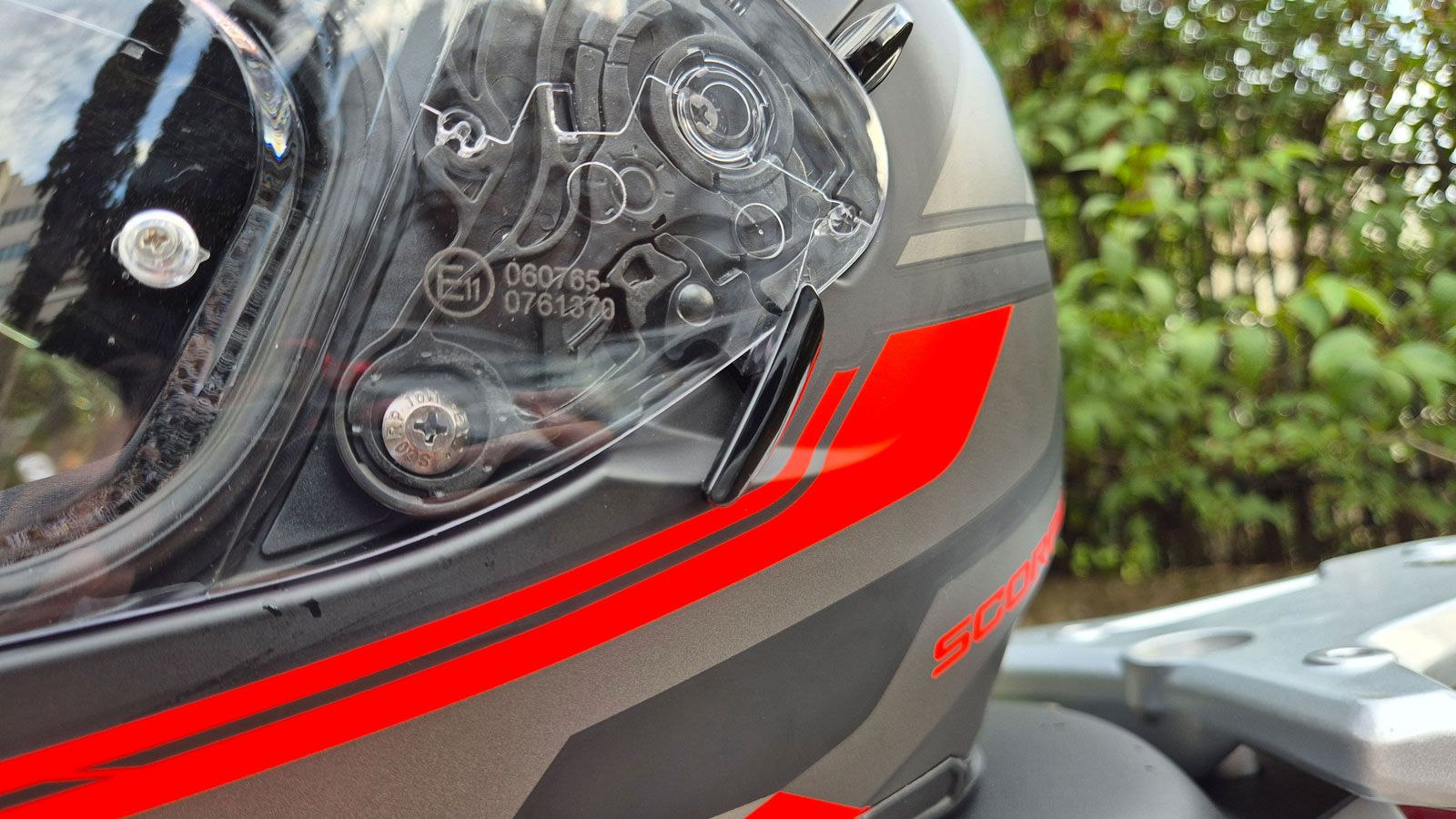 Και εδώ έχει ενεργοποιηθεί ώστε να μην ανοίγει η ζελατίνα του Scorpion-Exo 491 Abilis όταν οδηγείς. 