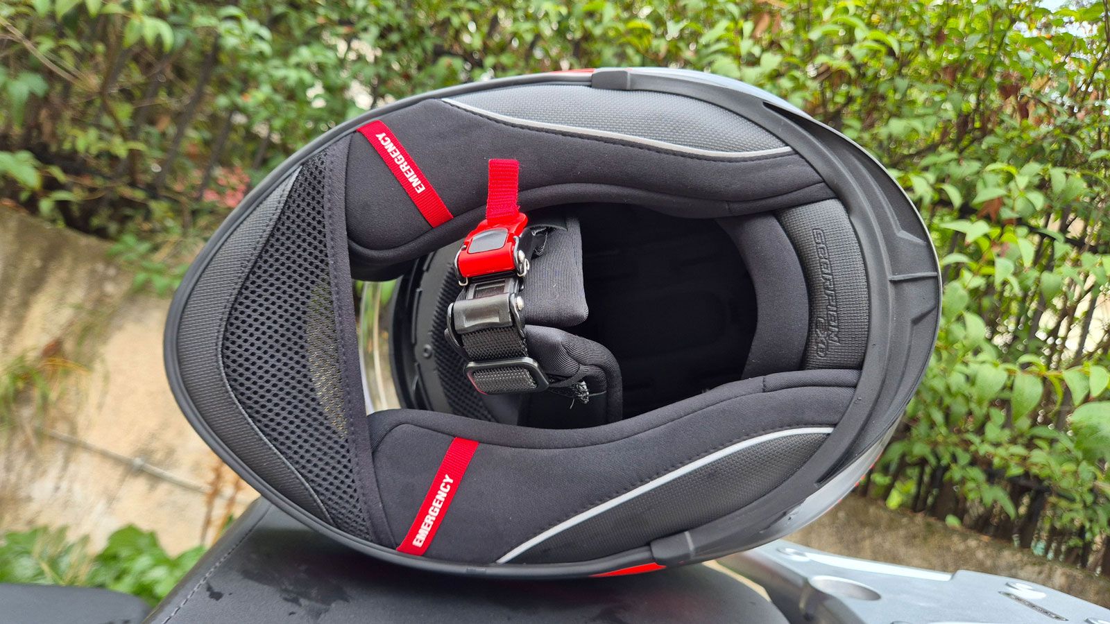 Στο κάτω μέρος του Scorpion-Exo 491 Abilis, βλέπουμε το σύστημα άμεσης απελευθέρωσης των μαξιλαριών, το υποσιάγωνο και το σύστημα ασφάλισης με μικρομε