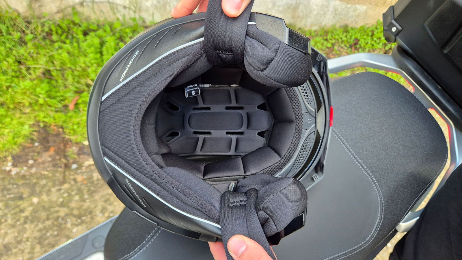 Το εσωτερικό του Scorpion Exo 930 Evo, ντύνεται με υποαλλεργικά μαξιλαράκια τα οποία είναι πλούσια σε υλικό. 