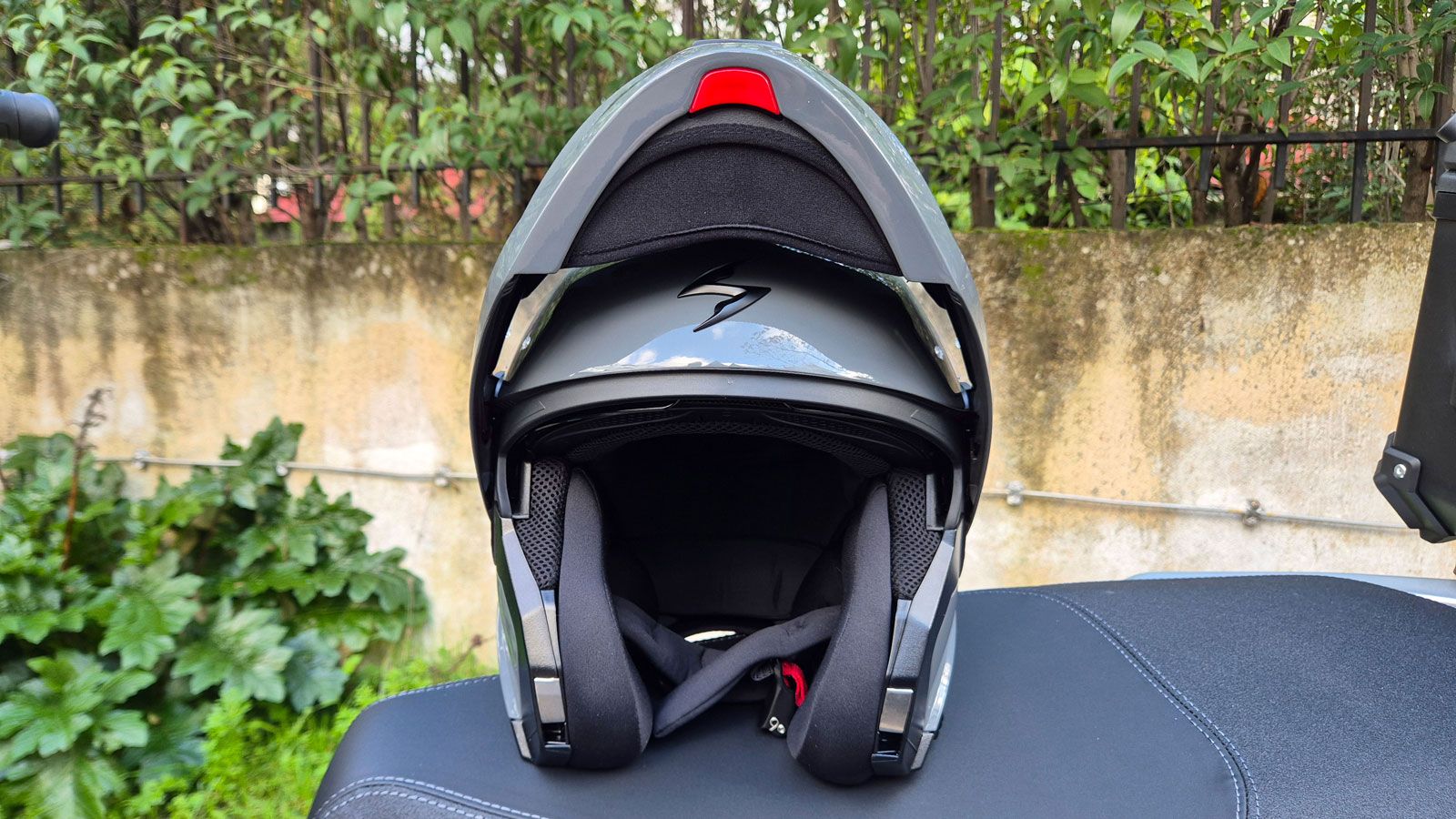 Το Scorpion Exo 930 Evo, διαθέτει και σύστημα ασφάλισης που κλειδώνει το κράνος στην ανοιχτή θέση. 