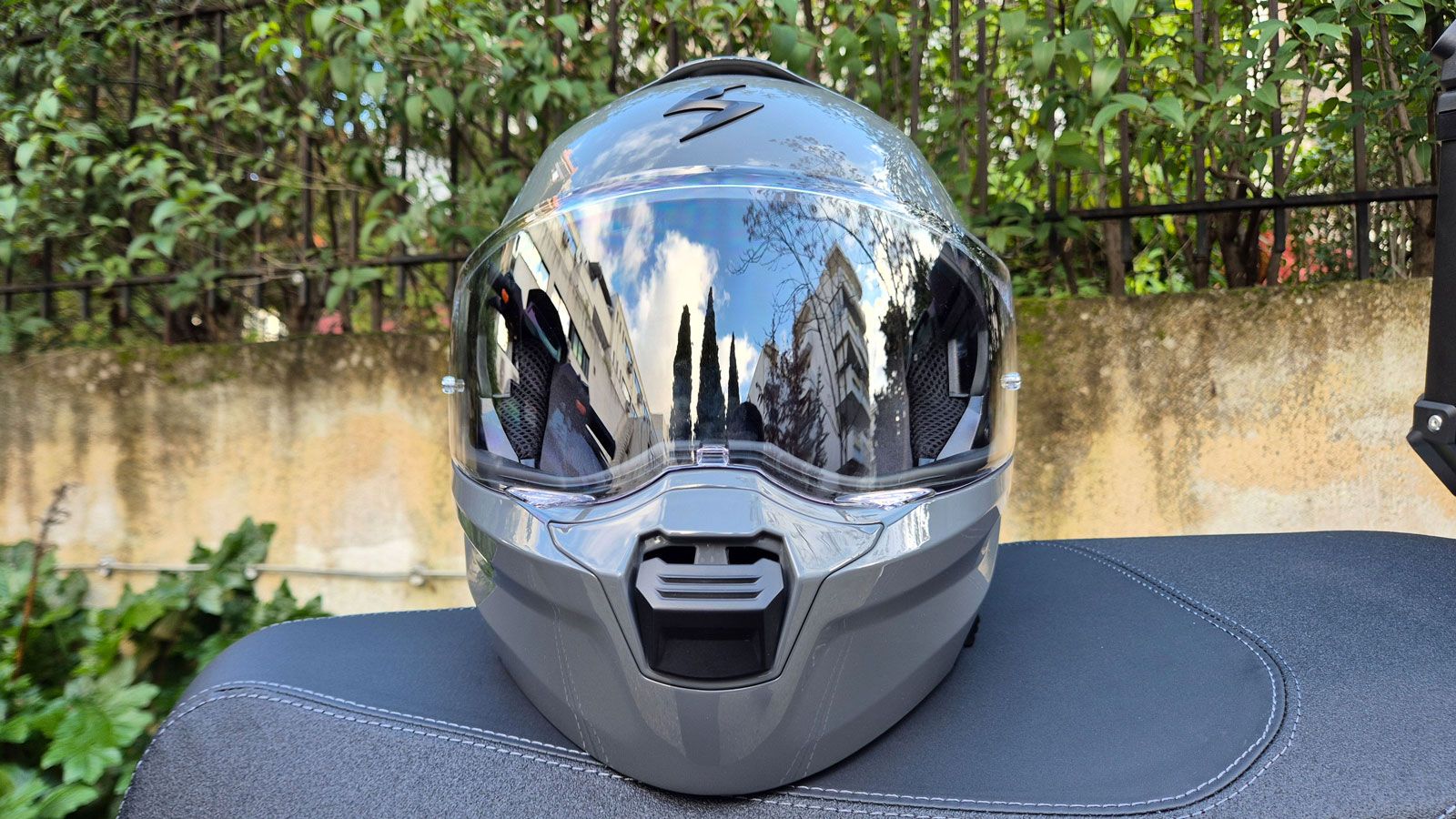 Η ζελατίνα του Scorpion Exo 930 Evo έχει αντιχαρακτικές ιδιότητες και προστατεύει από την UV ακτινοβολία. 