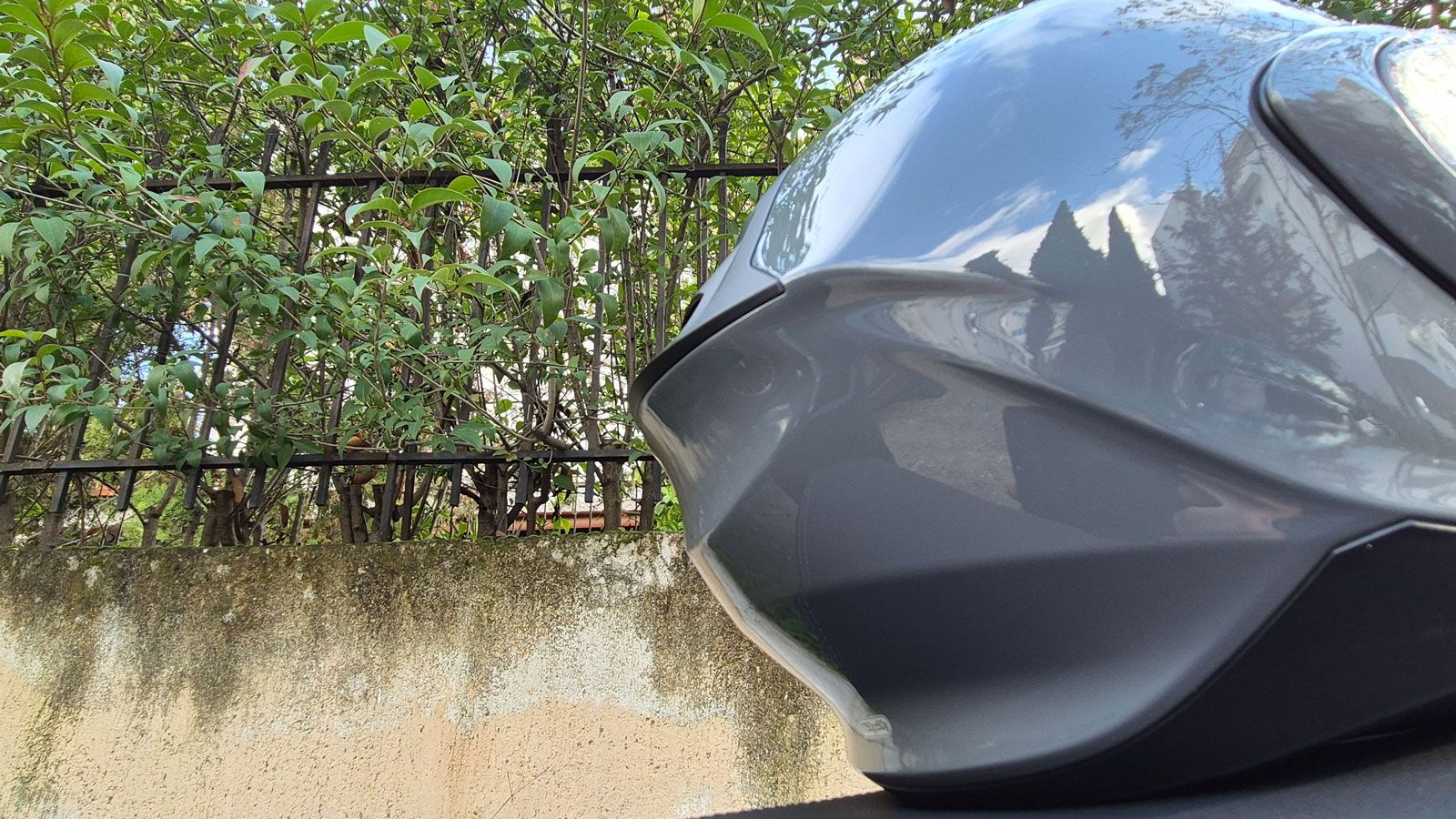 Το κέλυφος του Scorpion Exo 930 Evo σχηματίζει μία μικρή αεροτομή στο πίσω μέρος, για βελτιωμένη σταθερότητα σε υψηλές ταχύτητες. 