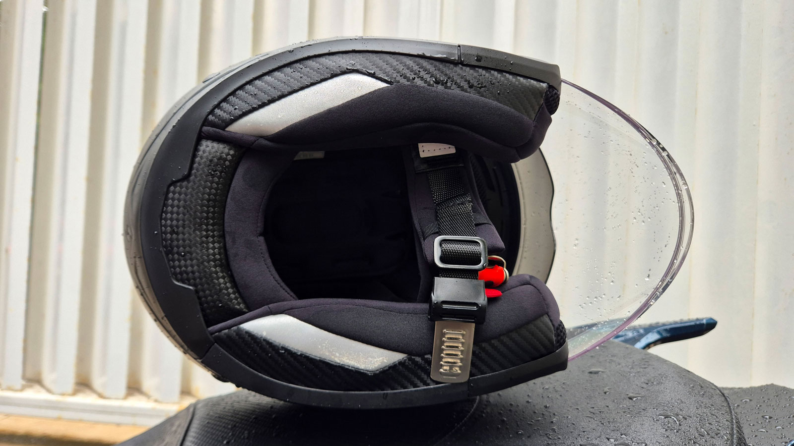 Στο κάτω μέρος του Scorpion-Exo Z1, υπάρχουν ανακλαστικές λωρίδες. 