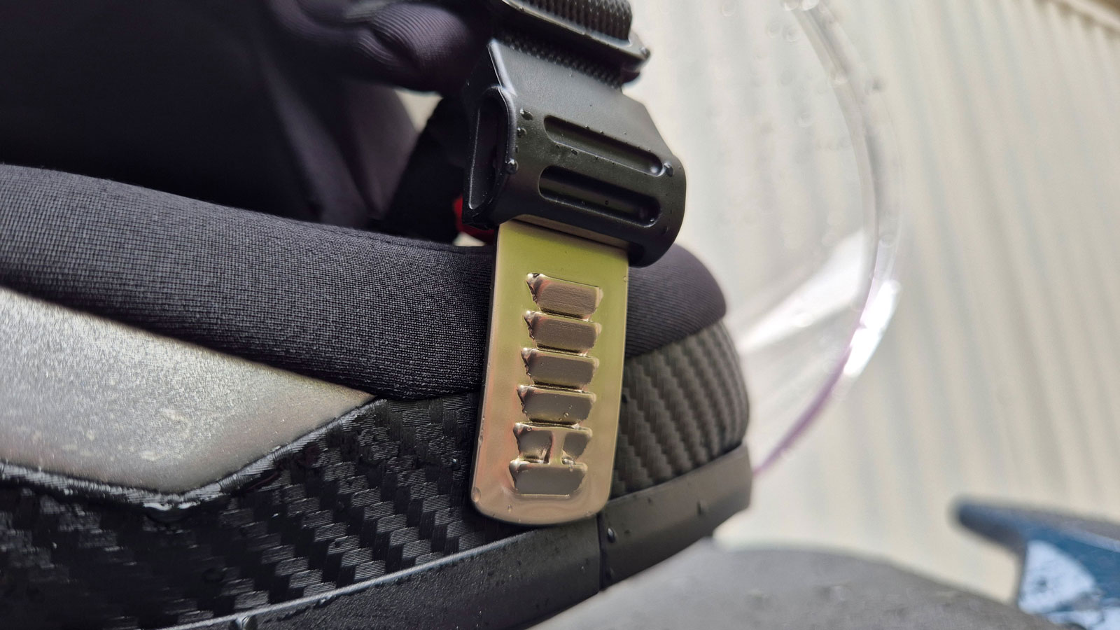 Από ανοξείδωτο ατσάλι για περισσότερη ασφάλεια και σιγουριά κατασκευάζεται η μικρομετρική πόρπη του Scorpion-Exo Z1.