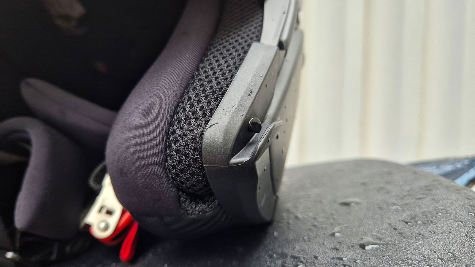 Στην αριστερή πλευρά της ζελατίνας του Scorpion-Exo Z1, υπάρχει αυτή η πλαστική προεξοχή, που ασφαλίζει τη ζελατίνα στην κλειστή θέση. 