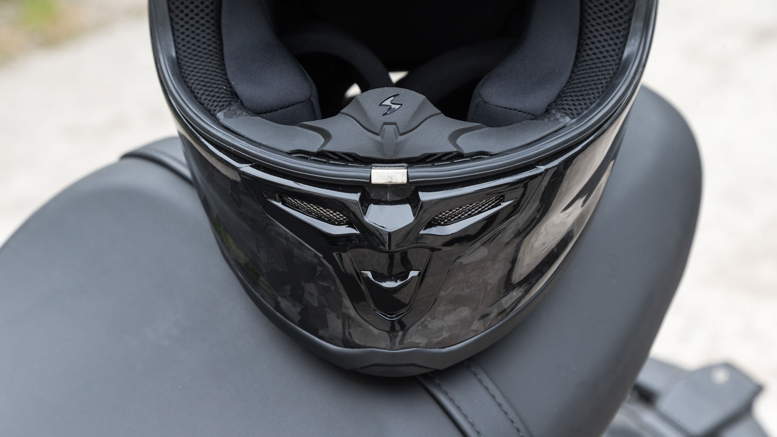 Test Scorpion-Exo R1 Evo II Air Carbon: Ελαφρύ & αθόρυβο, το απόλυτο sport κράνος της Scorpion