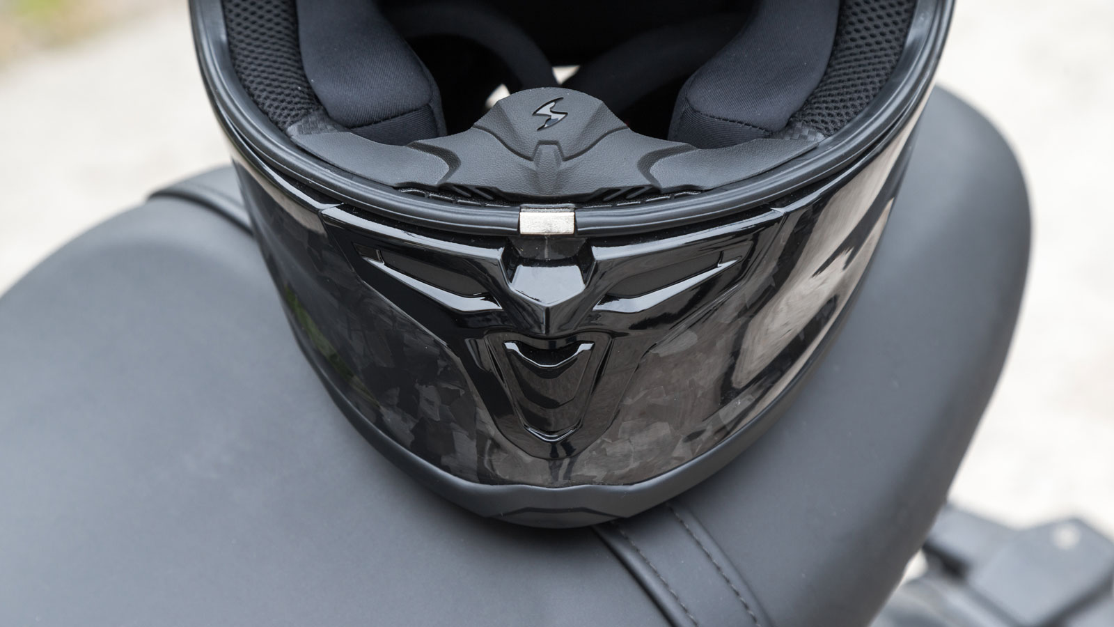 Test Scorpion-Exo R1 Evo II Air Carbon: Ελαφρύ & αθόρυβο, το απόλυτο sport κράνος της Scorpion