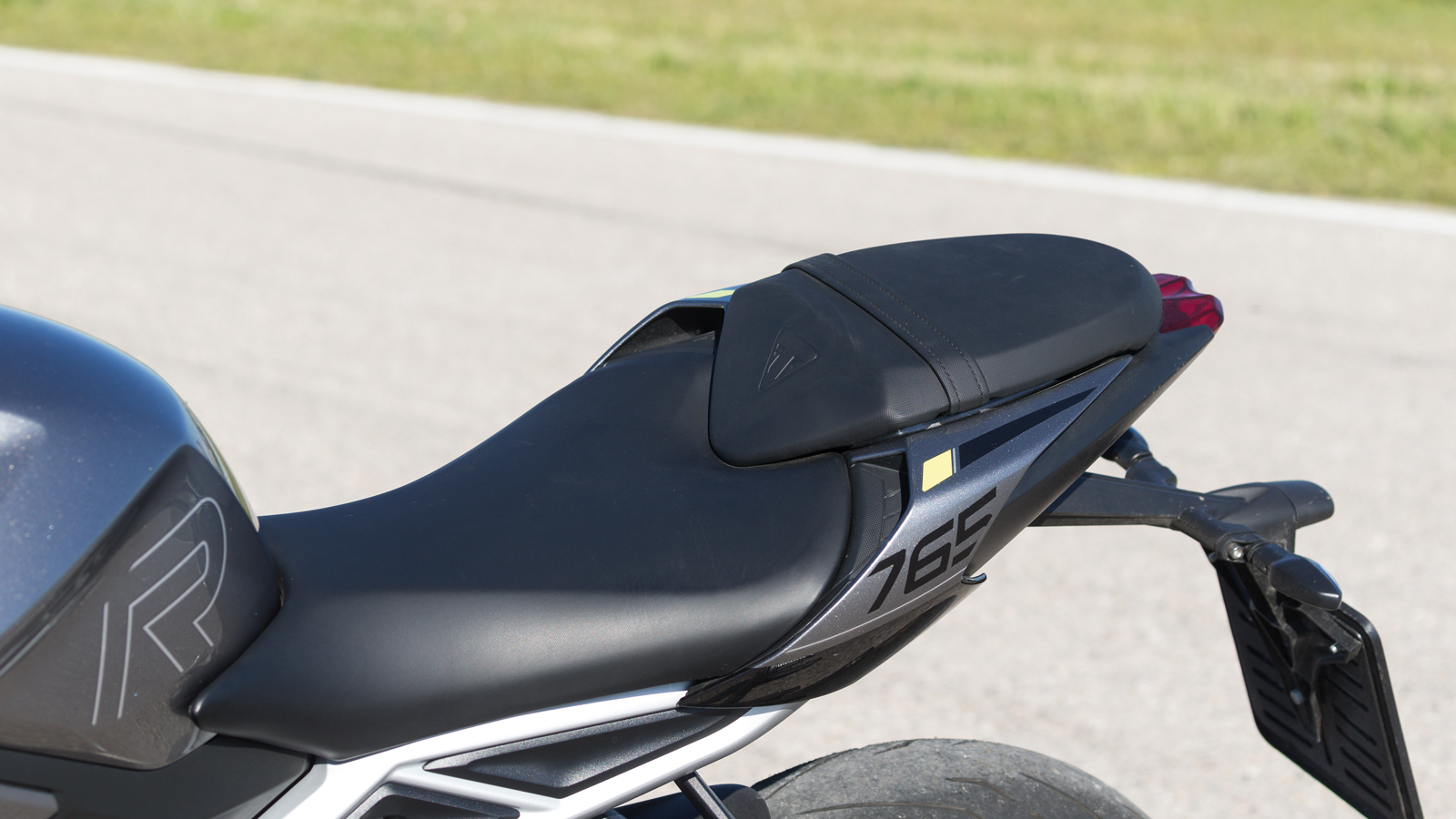 Η απόσταση της σέλας από το έδαφος βρίσκεται στα 826 χιλιοστά.