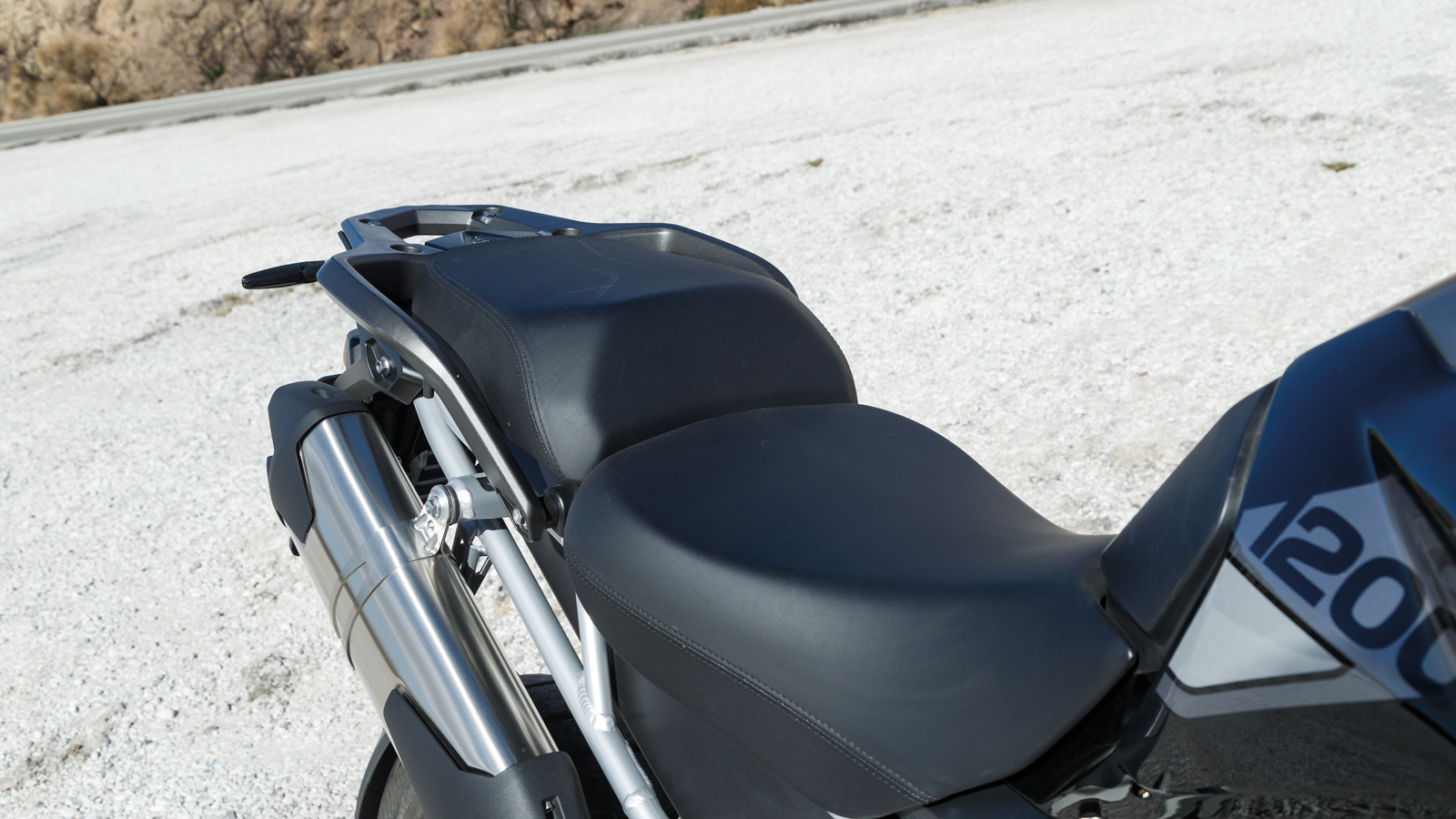 Το ύψος τής σέλας μπορεί να ρυθμιστεί σε δύο θέσεις στα 850 ή 870 χιλιοστά από το έδαφος.