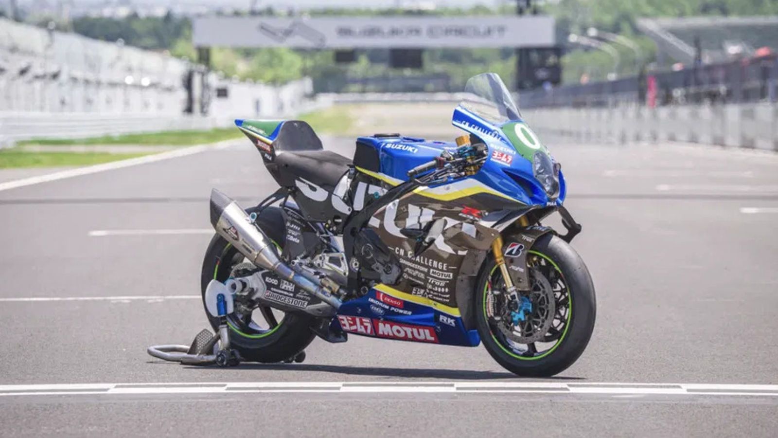 Η Suzuki, γνωστή κυρίως για τις επιδόσεις της στις πίστες και τα δημοφιλή της μοντέλα, στρέφεται πλέον σε έναν εντελώς διαφορετικό τομέα: την παραγωγή