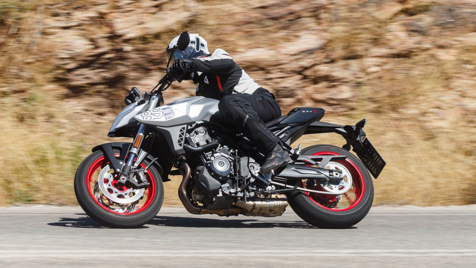 Το GSX-8S της Suzuki έρχεται με ένα πλήρες πακέτο ηλεκτρονικών βοηθημάτων που περιλαμβάνει τρία Riding Modes που προσαρμόζουν την απόδοση του κινητήρα