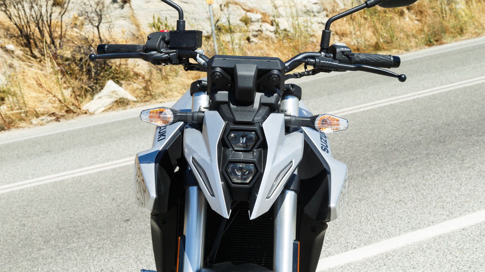 Επιβλητικός σχεδιασμός στο μπροστινό full LED προβολέα 