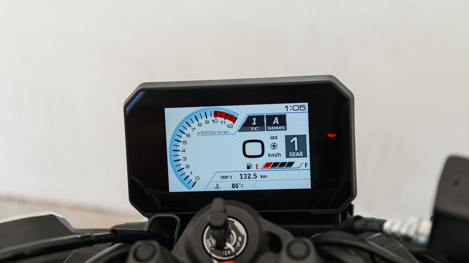 Η πληροφόρηση γίνεται μέσω TFT οθόνης 5 ιντσών με όλες τις χρήσιμες ενδείξεις ενώ στο πλάι της υπάρχει και θύρα USB για να φορτίζεις τις συσκευές σου.