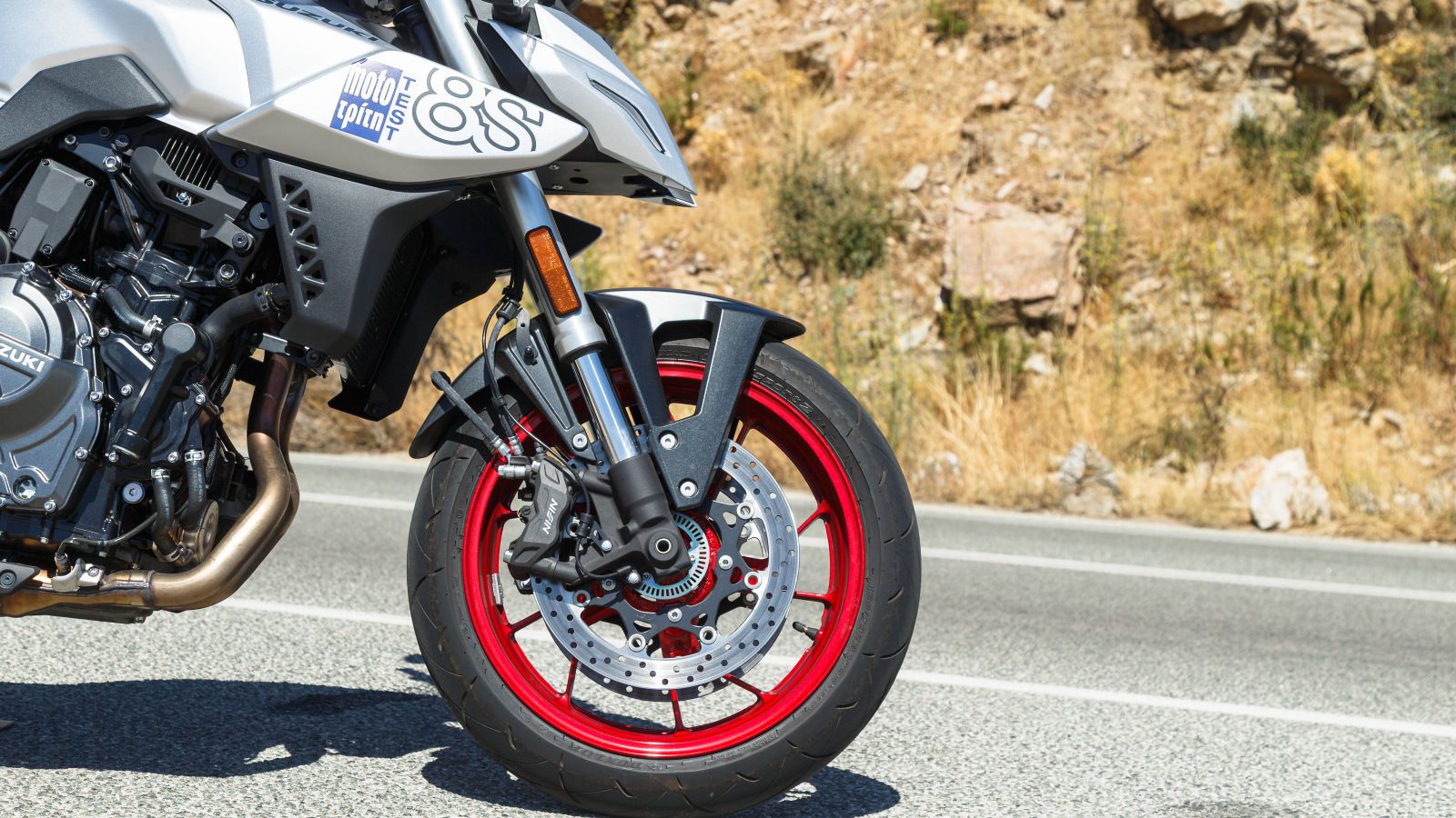 Την πέδηση αναλαμβάνει η Nissin με τετραπίστονες ακτινικές δαγκάνες και δύο δίσκους  310mm στο μπροστά μέρος και μονό δίσκο 240 mm με μονοπίστονη δαγκ