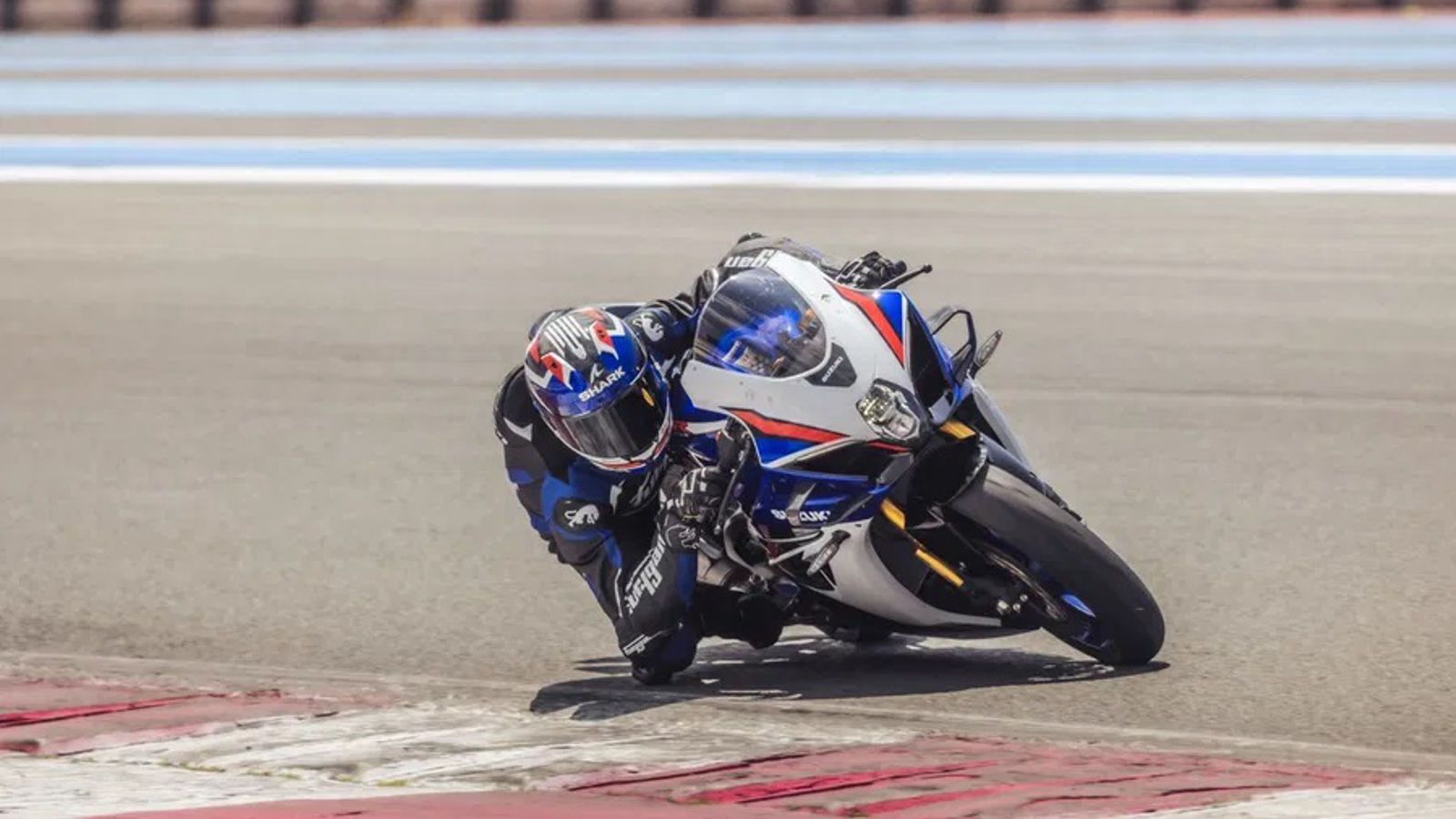 Πλούσιος εξοπλισμός με quickshifter, cornering ABS και launch control