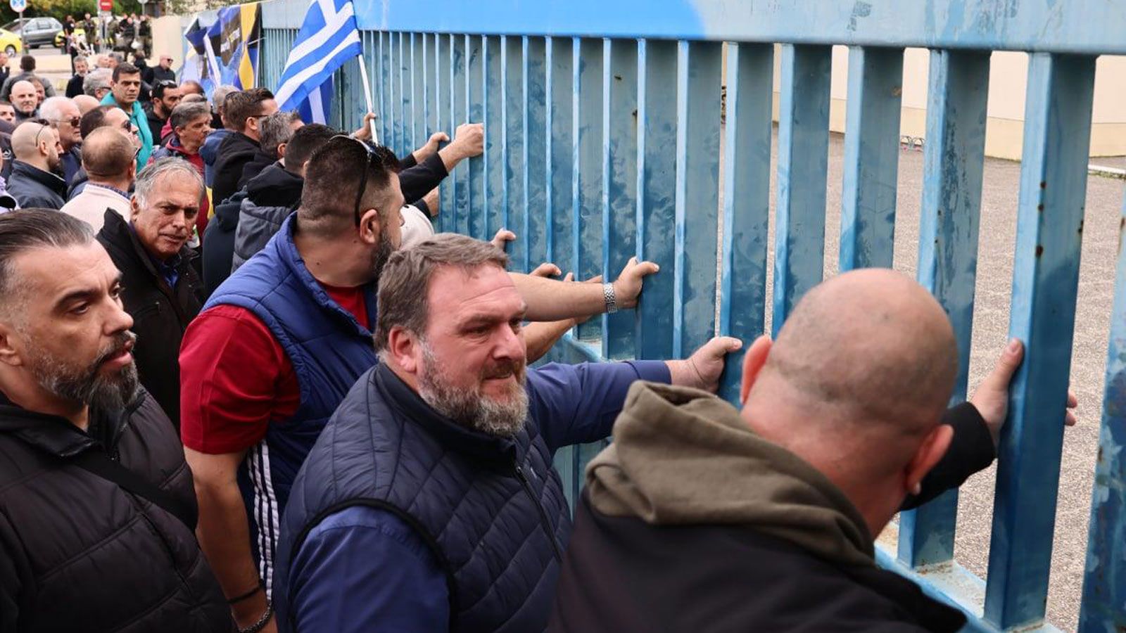 Το μεσημέρι της Τετάρτης σημειώθηκε ένταση έξω από το υπουργείο Μεταφορών, όταν ομάδα οδηγών ταξί προσπάθησε να εισέλθει στον χώρο του κτιρίου ζητώντα