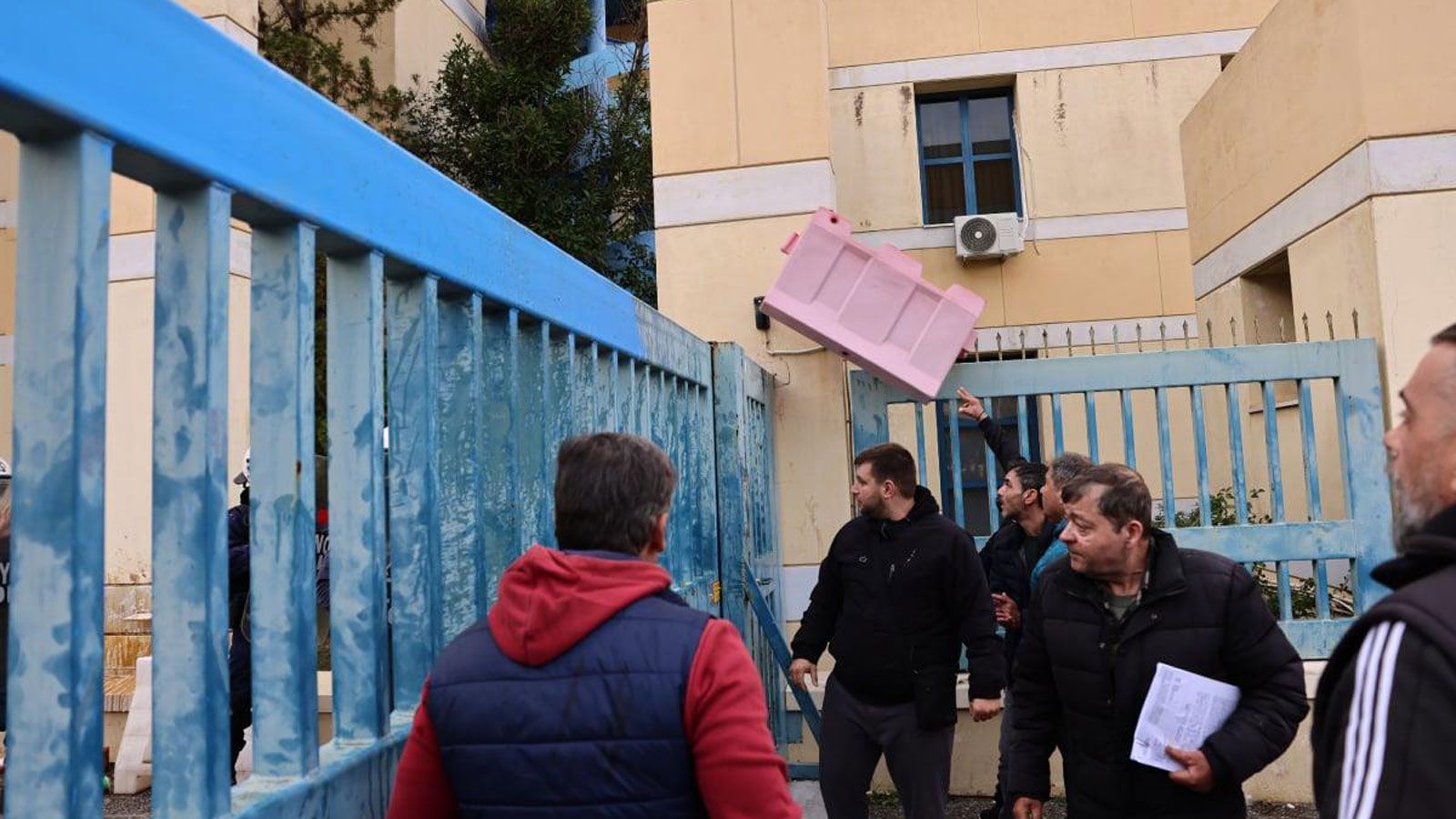 Η κατάσταση ξέφυγε γρήγορα, οδηγώντας σε επεισόδια σώμα με σώμα ανάμεσα στους διαδηλωτές και τις δυνάμεις ασφαλείας.
