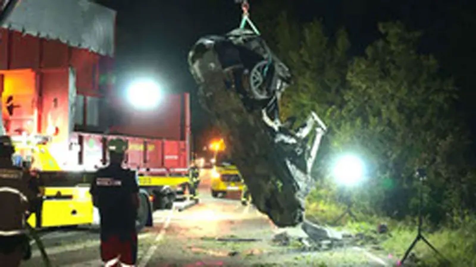 Σοκ προκαλεί η τραγωδία που σημειώθηκε στη Γερμανία, όταν ένα Tesla Model S τυλίχθηκε στις φλόγες μετά από πρόσκρουση σε δέντρο. 