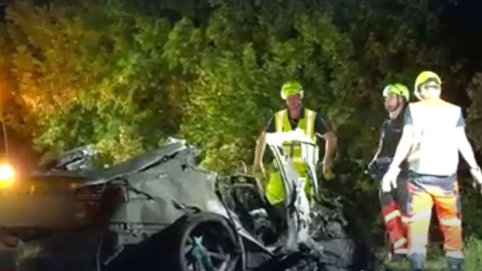 Ο οδηγός, 43 ετών, και δύο παιδιά 9 ετών εγκλωβίστηκαν στο όχημα, καθώς οι ηλεκτρονικές πόρτες μπλόκαραν, καθιστώντας αδύνατη την έξοδό τους.