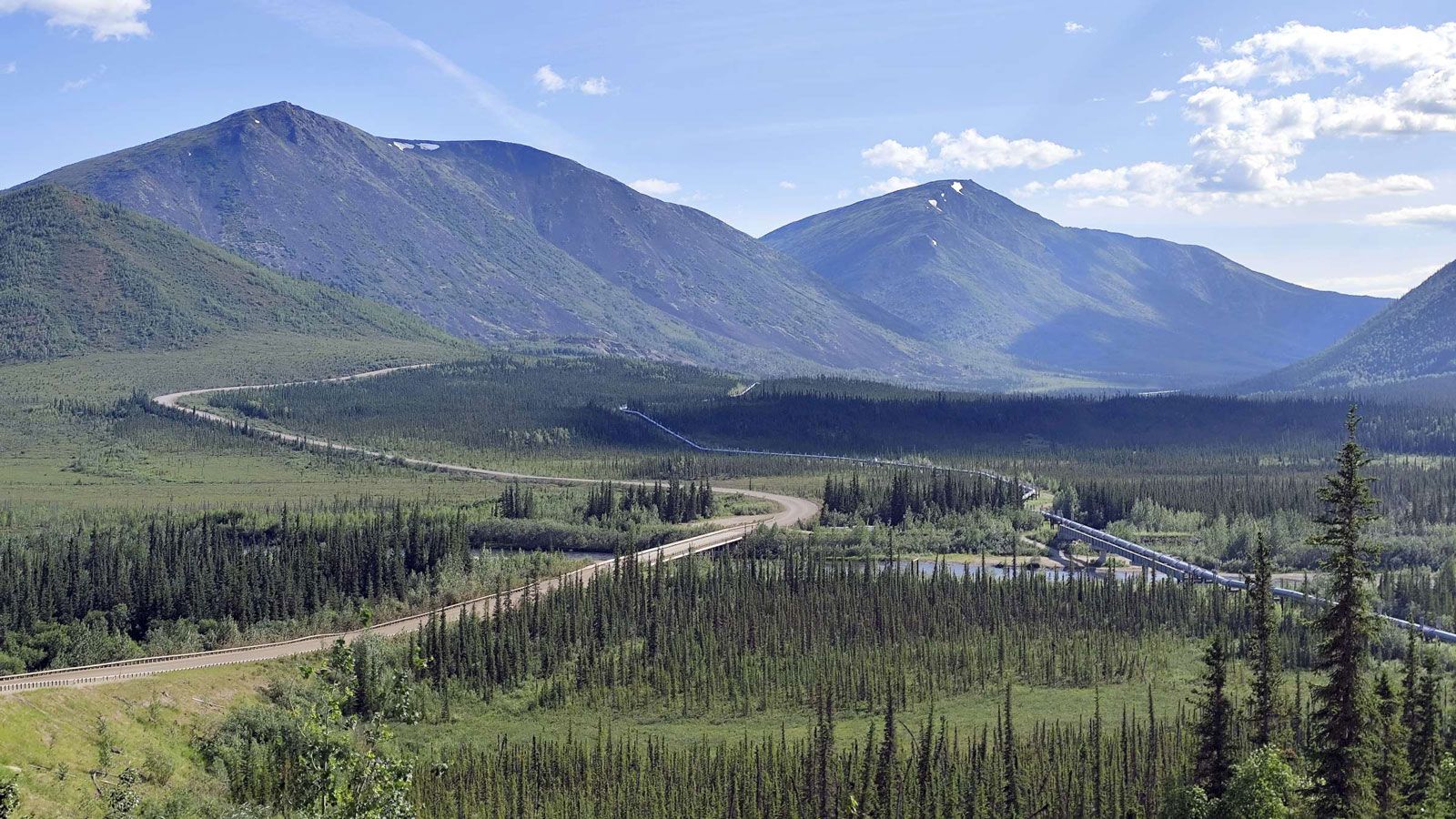 Ο περίφημος Dalton Highway δεν είναι απλώς ένας δυσπρόσιτος δρόμος· είναι μια δοκιμασία για κάθε όχημα και κάθε αναβάτη. Λίγα σημεία ανεφοδιασμού, μεγ