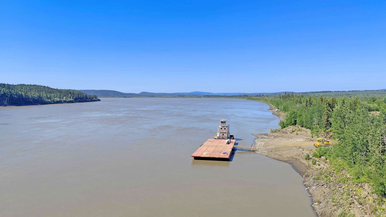 Η Αλάσκα δεν είναι απλώς ένας προορισμός· είναι ένα τοπίο που αναμετράται με τον εαυτό του, με τις σκιές του χειμώνα και το διαρκές φως του καλοκαιριο
