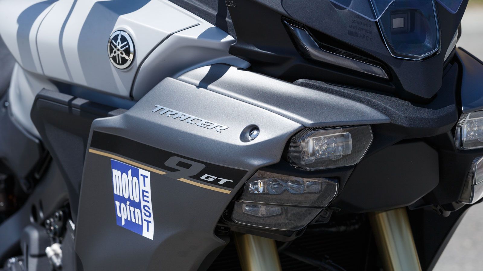  Η νέα κάθετη διάταξη πολλαπλών προβολέων εμπρός, έκανε τους πάντες να παραμιλούν και να προσομοιάζουν μάλιστα το μοντέλο με νταλίκες της Scania. 