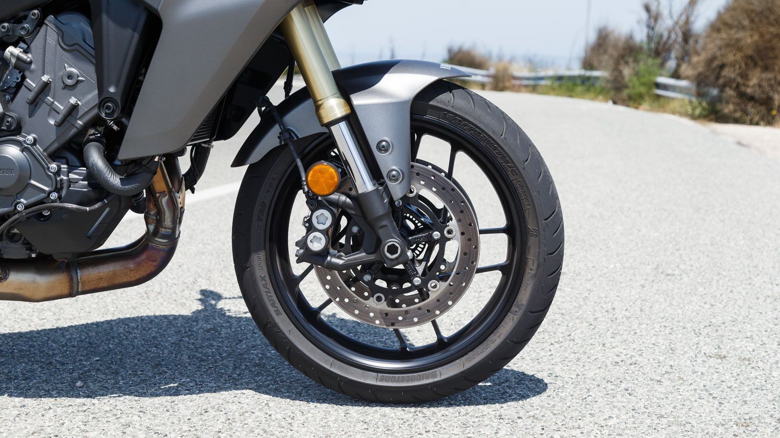 Στο σύστημα πέδησης θα βρεις τους ίδιους δίσκους 298χλστ εμπρός με τετραπίστονες, ακτινικές δαγκάνες της Nissin, έναν δίσκο 267χλστ πίσω με δαγκάνα μο