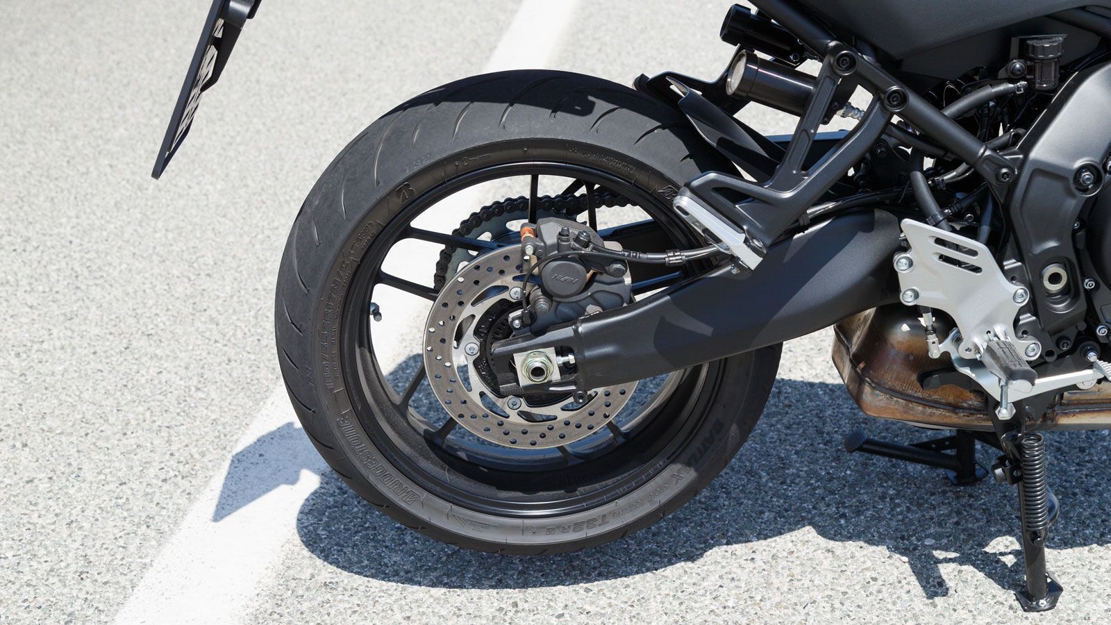 Νέοι όμως είναι οι τροχοί στο σύνολο, αφού οι αλουμινένιες ζάντες SpinForged είναι ελαφρύτεροι, ενώ τα ελαστικά με τα οποία ντύνονται, τα Bridgestone 