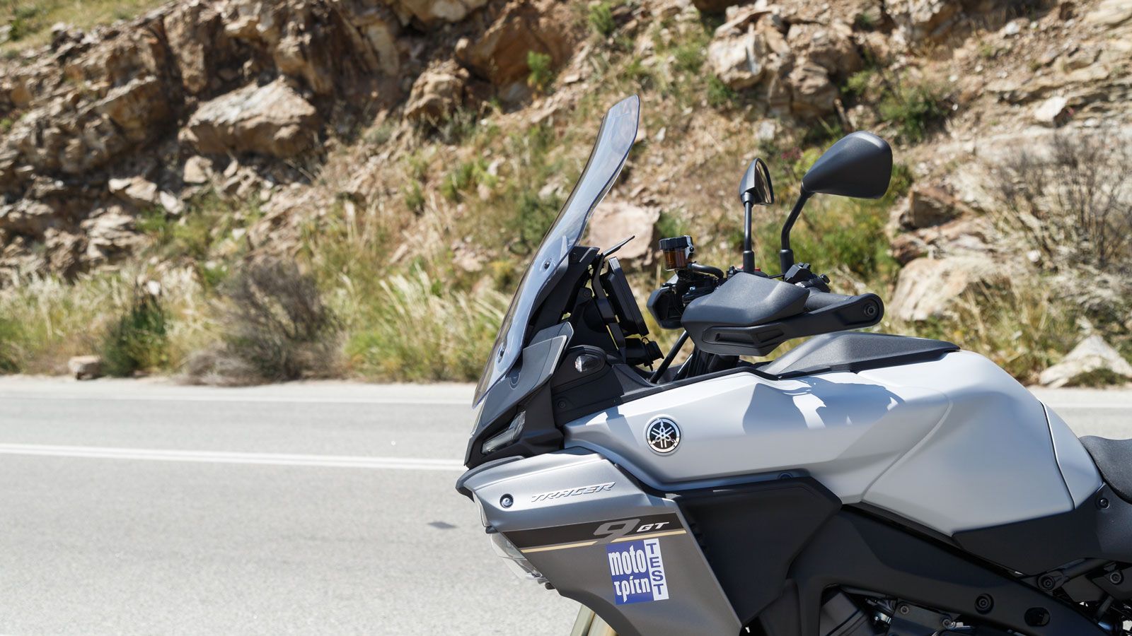 Ο τεράστιος ανεμοθώρακας, ρυθμίζεται ηλεκτρονικά κατά 100 χιλιοστά στην έκδοση GT και προσφέρει κορυφαία ανεμοπροστασία για τα δεδομένα της κατηγορίας