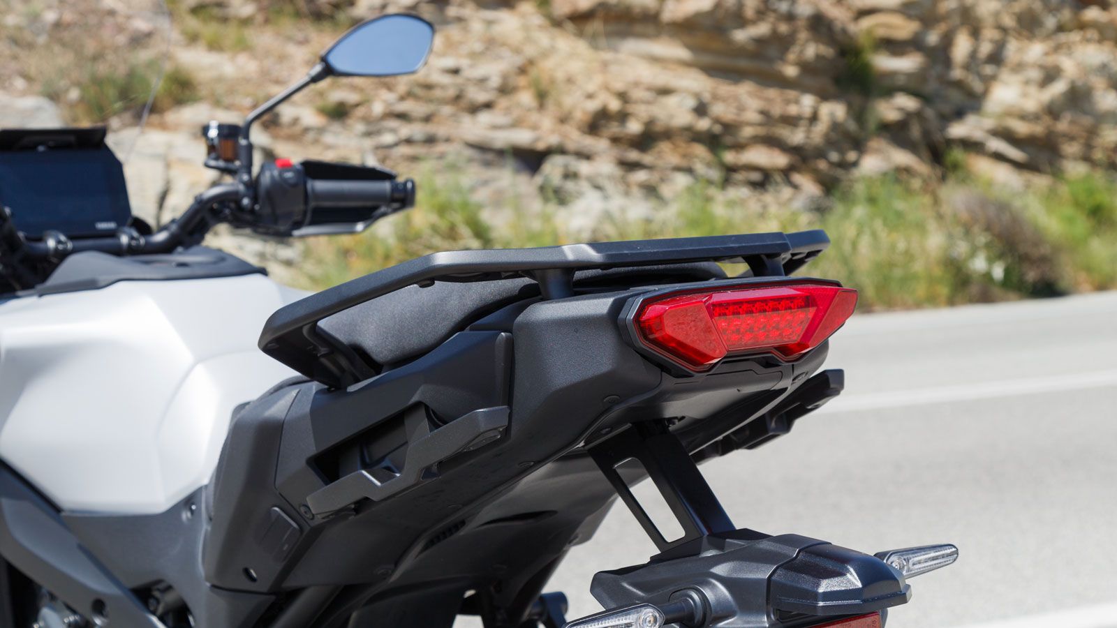 Συνεχίζοντας προς τα πίσω τα πράγματα είναι γνώριμα με την ουρά και το πίσω φωτιστικό σώμα να μην δέχονται αλλαγές και τα πλαστικά φέρινγκ να έχουν με