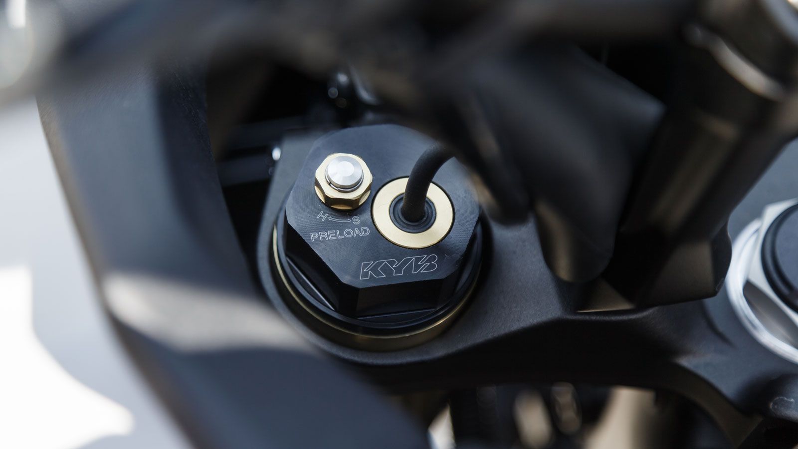 Οι ημι-ενεργητικές αναρτήσεις (KADS) της Kayaba αποτελούνται από ένα ανεστραμμένο πιρούνι 41χλστ εμπρός με 130χλστ διαδρομής ρυθμιζόμενο ως προς την π