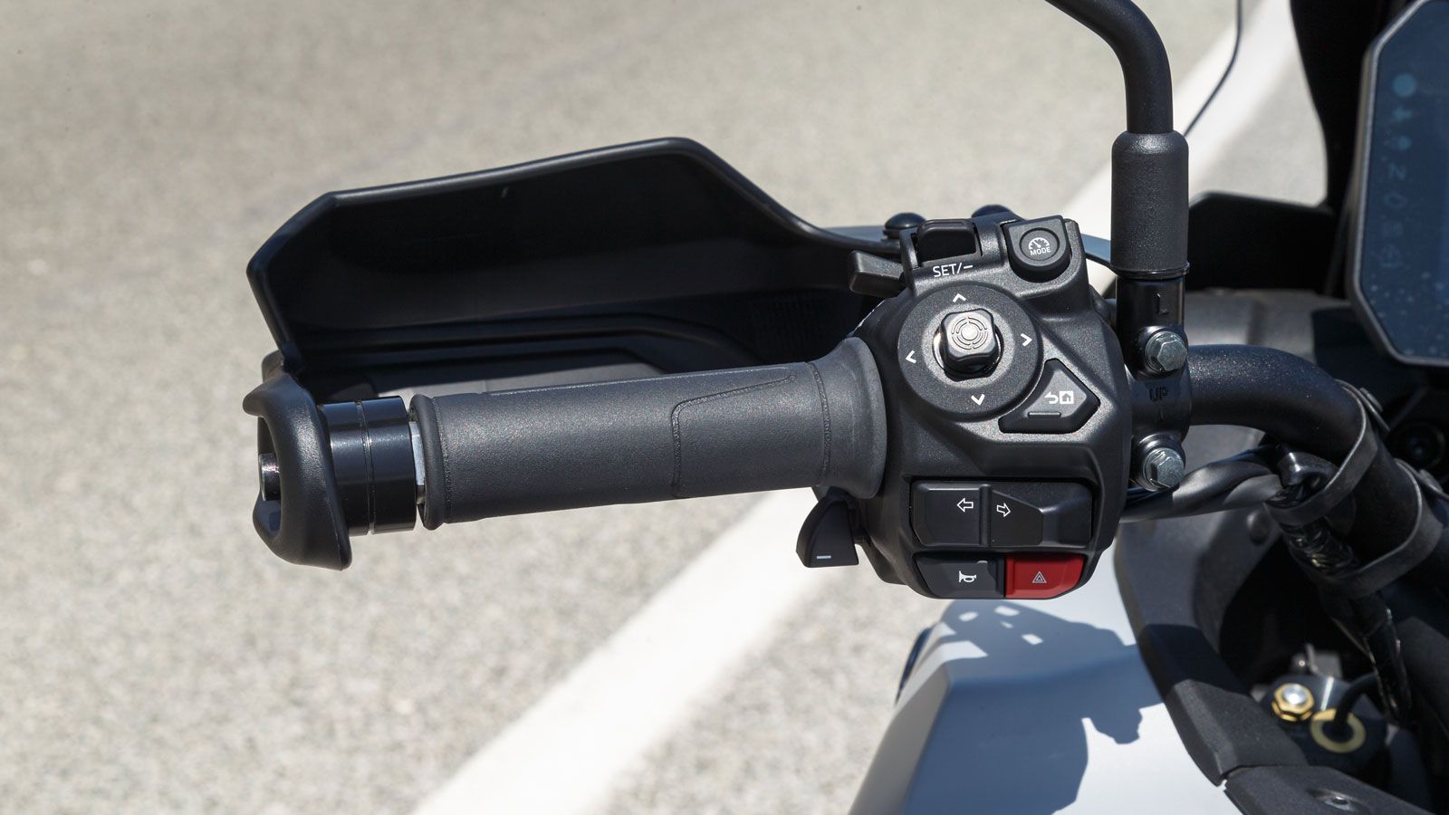  Νέοι είναι οι διακόπτες οι οποίοι είναι μάλιστα φωτιζόμενοι όταν επιλέγεις το κιβώτιο Y-AMT, με το Joystick στην αριστερή πλευρά να κάνει την πλοήγησ