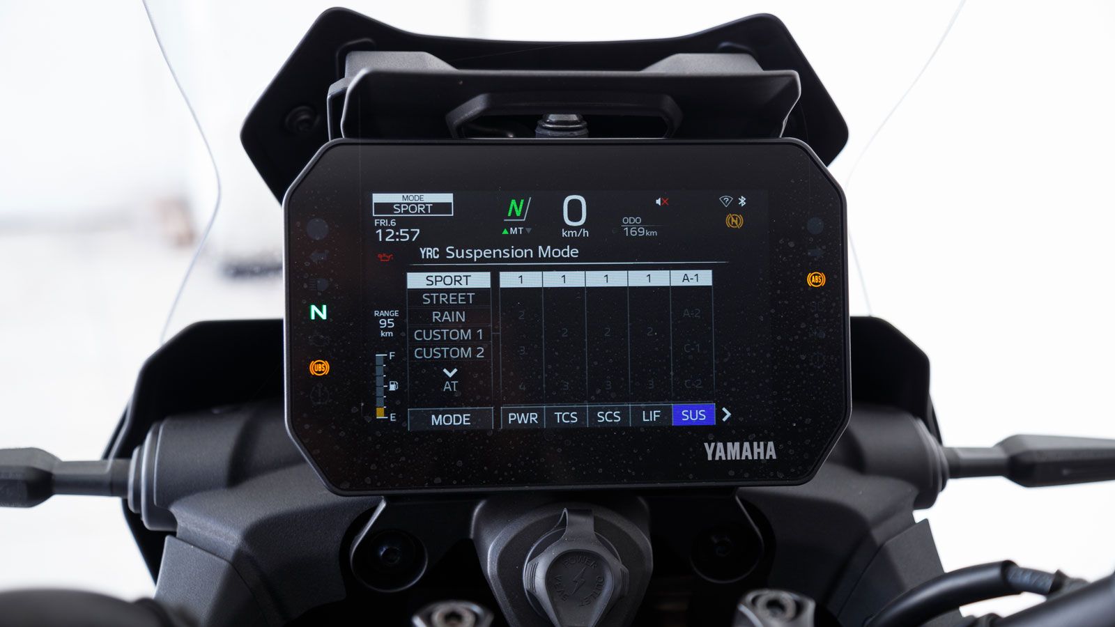 Σε αυτή ενσωματώνεται δωρεάν πλοήγηση της Garmin, ενώ προσφέρει 3 διαφορετικές προβολές.