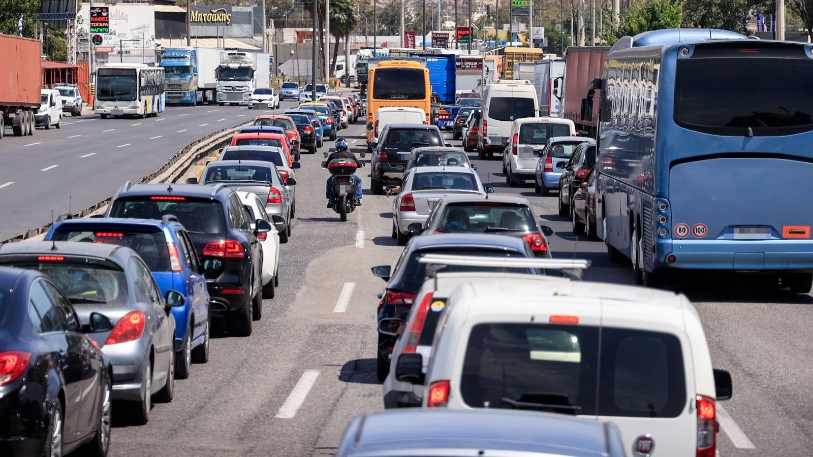 100 ώρες το χρόνο χαμένες πίσω από το τιμόνι. Η λύση: πάρε μηχανή.