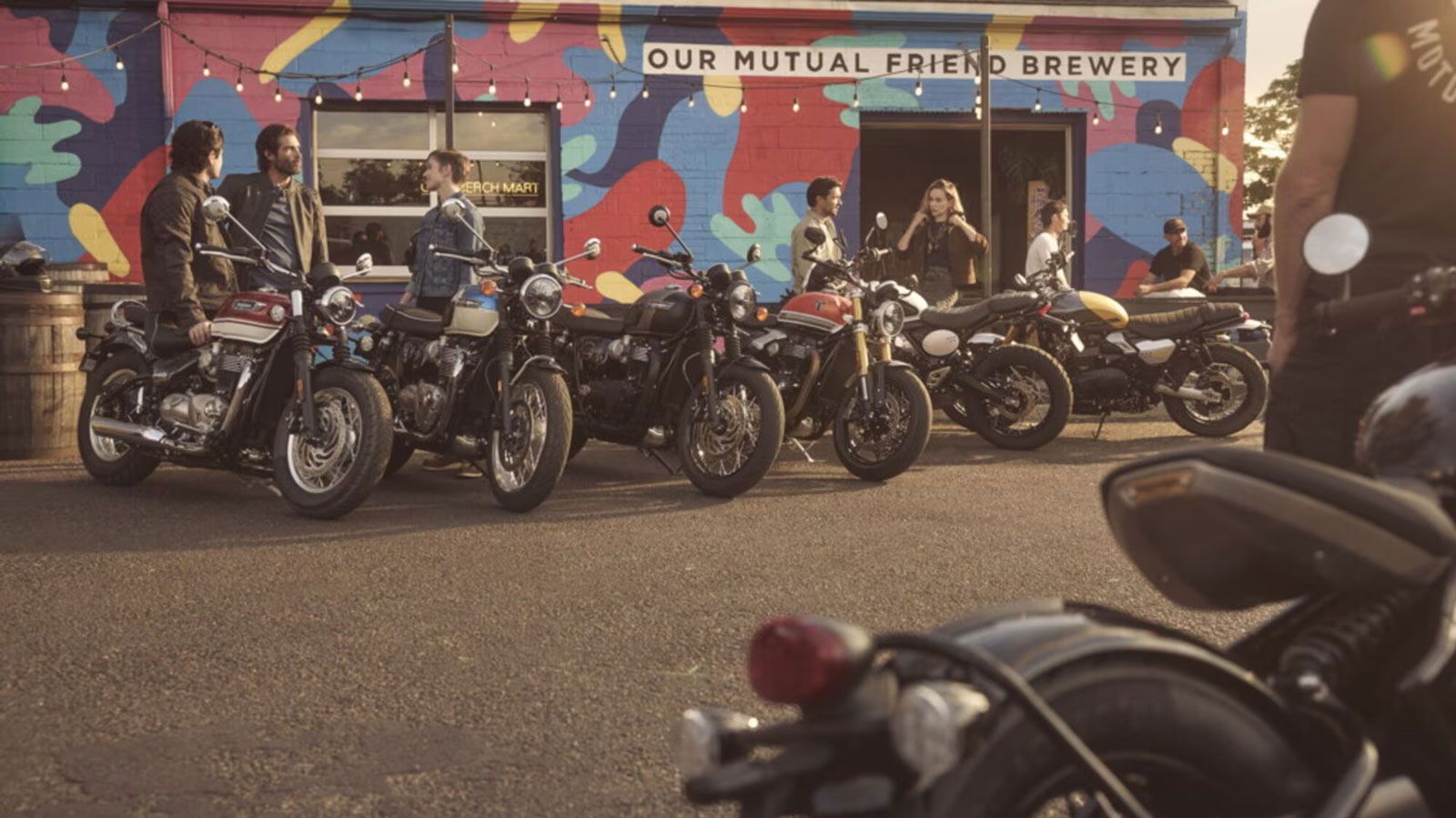 Οι εμβληματικές Bonneville, σύμβολα της βρετανικής μοτοσυκλετιστικής κουλτούρας, επανέρχονται με αναβαθμίσεις που σέβονται το παρελθόν αλλά κοιτούν στ