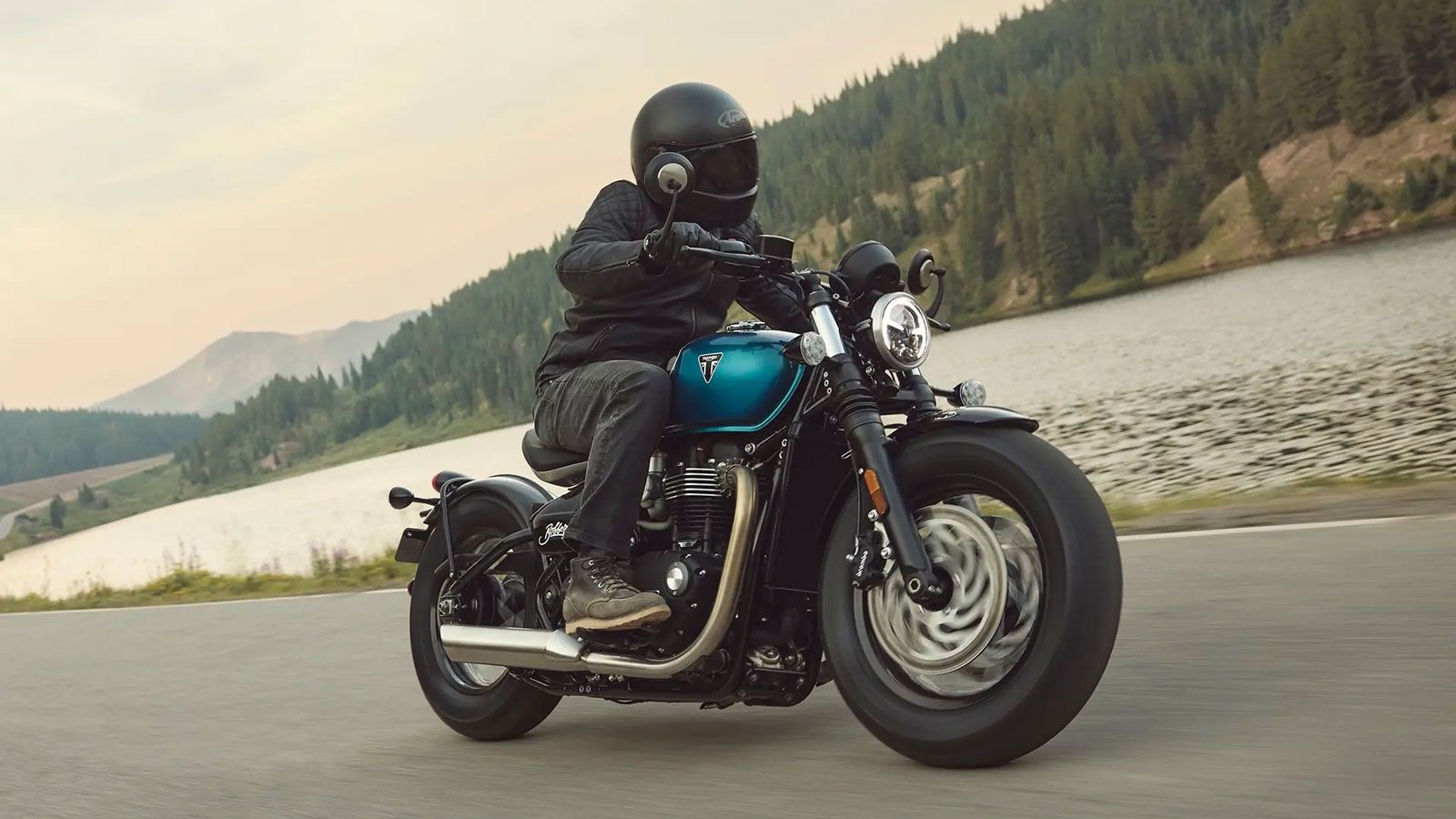 Η βρετανική εταιρεία από το Hinckley έχει επανασχεδιάσει τη μοτοσυκλέτα με νέο ρεζερβουάρ καυσίμου που αναδεικνύει ακόμη περισσότερο το μυώδες προφίλ 