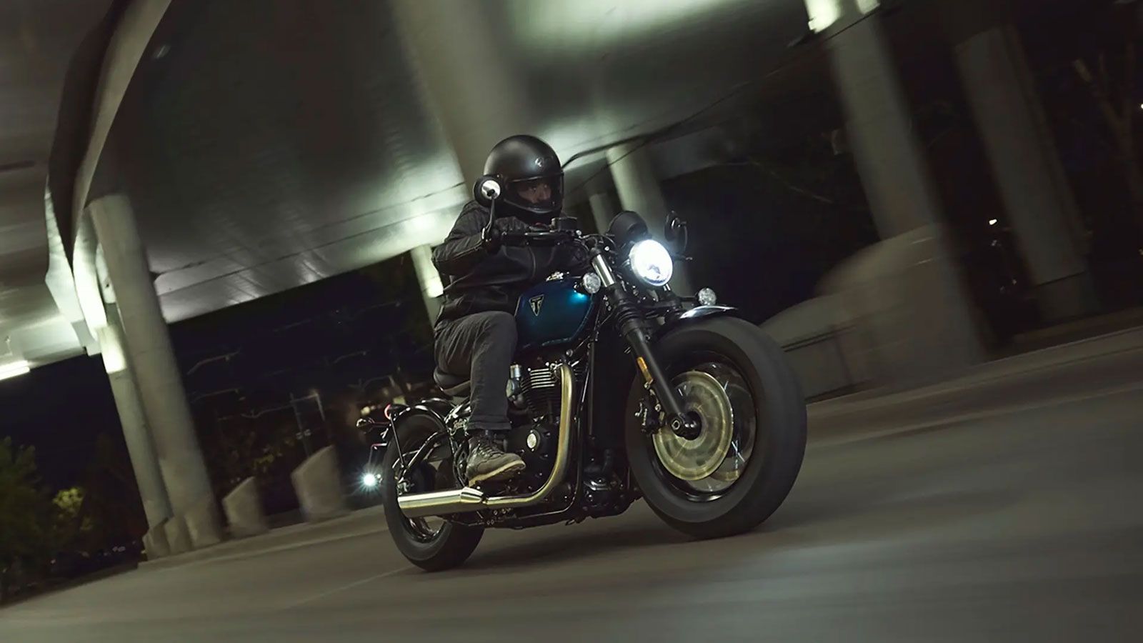 ο νέο στρογγυλό LED προβολάκι είναι πιο ισχυρό, προσφέροντας καλύτερο φωτισμό, ενώ η σέλα είναι πλέον πλατύτερη, πιο άνετη και ρυθμιζόμενη σε ύψος και