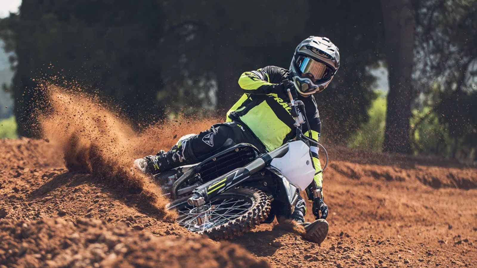 Παράλληλα, ο νέος συμπλέκτης Exedy προσφέρει άμεση εμπλοκή και αυξημένη μεταφορά ροπής, κάνοντας κάθε αλλαγή σχέσης ακόμα πιο αποδοτική – είτε γ