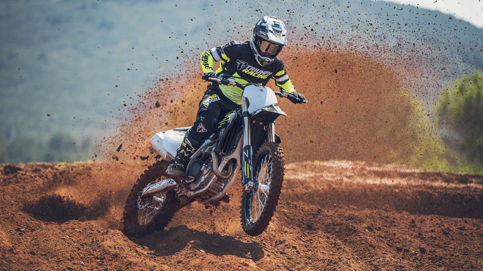 Το νέο TF 250-X δεν αλλάζει μόνο στον κινητήρα. Οι αναρτήσεις της KYB δέχονται νέα ρύθμιση για βελτιωμένη ισορροπία πλαισίου και ακρίβεια στις στροφές